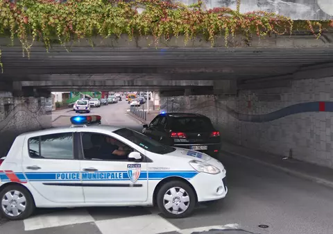 Schimb de focuri într-o tabără de migranți din nordul Franței. Doi bărbați au fost răniți grav