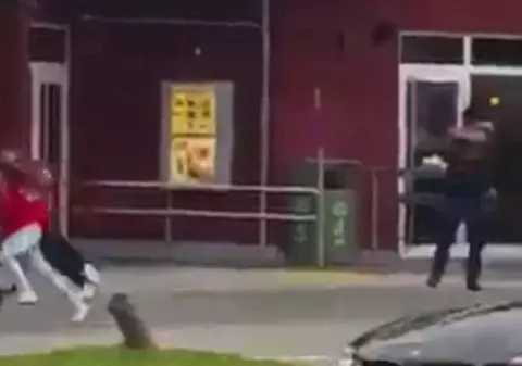 VIDEO | Atac armat în Munchen! Momentul în care atacatorul iese din restaurant și împușcă oameni la întâmplare