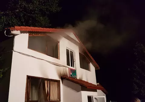 Incendiu la o pensiune din Arad! Oamenii au sărit pe geam ca să se salveze din flăcări