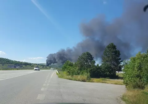 Incendiu puternic la un depozit de frigidere din Cluj