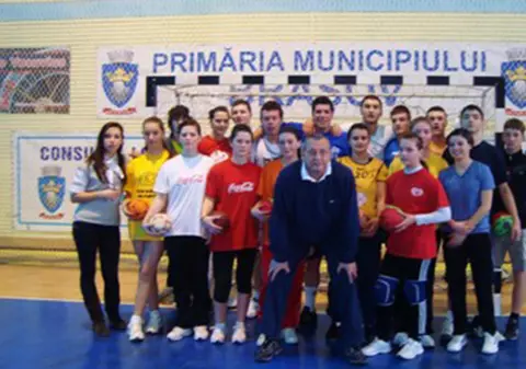 Antrenorul român de handbal acuzat că a violat șapte fete, condamnat la 30 ani închisoare