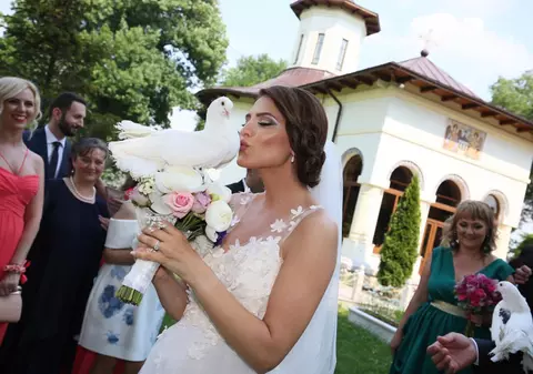 EXCLUSIV. Mălina Olinescu și-a făcut prietena să plângă, de dincolo de moarte. Lacrimi de dor la altar