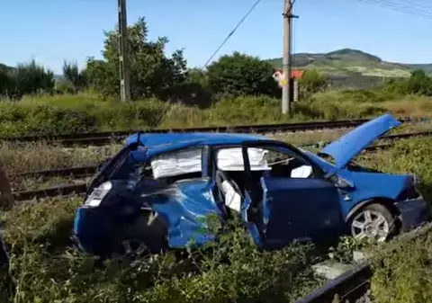 Maşină spulberată de tren în Hunedoara! Trei persoane au scăpat ca prin minune VIDEO