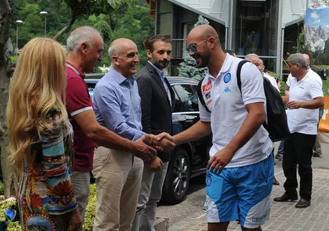 Serie A. Napoli a ajuns la Dimaro Folgarida, pentru primul cantonament. Vlad Chiricheș lipsește din lot. Există, totuși, un român! / GALERIE FOTO & VIDEO