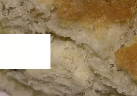 Cea mai scârboasă pâine din România? Ce a găsit un buzoian în produsul mâncat zilnic de milioane de români GALERIE FOTO