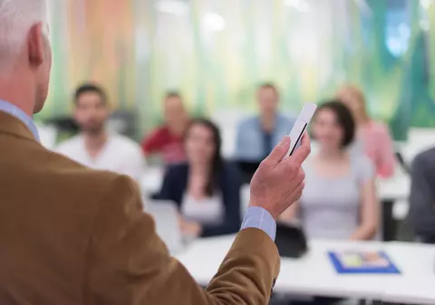 Scandal la Buzău! Un profesor de 53 de ani ar avea o relație cu o elevă de 17 ani