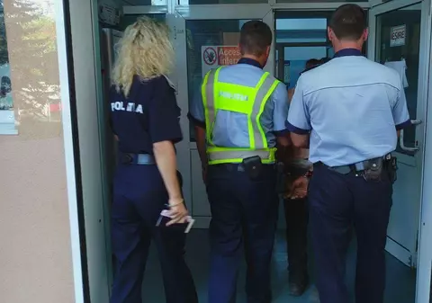 A vrut să se sinucidă când i-au bătut mascaţii la uşă