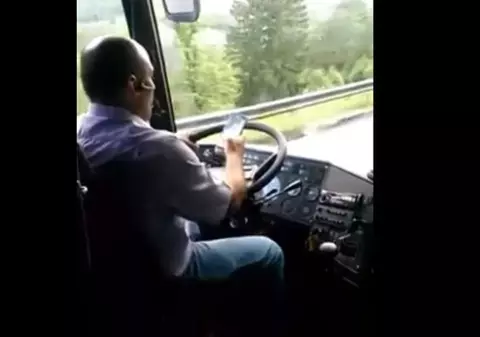 De necrezut! Ce face la volan șoferul unui autobuz care transportă persoane de la Onești la Brașov! | VIDEO