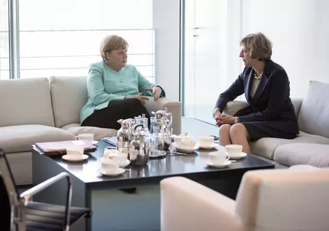 Ce cadou i-a făcut Theresa May lui Merkel! Cancelarul german a împlinit duminică 62 de ani