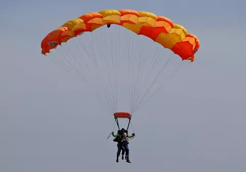 Aniversare cu adrenalină: A sărit cu parașuta la 92 de ani