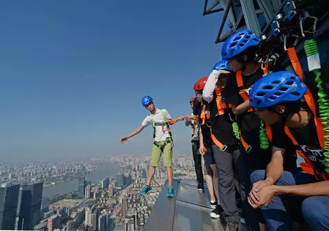 Plimbare interzisă cardiacilor! Unul dintre cei mai înalți zgârie nori are o pasarelă de sticlă | FOTO