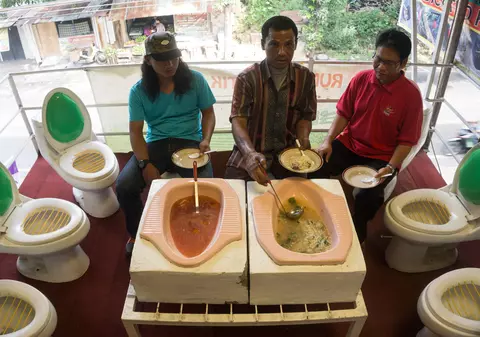 Vasul de toaletă, tema aleasă de un local din Indonezia | FOTO