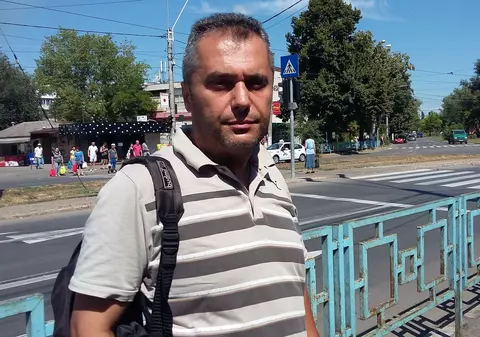 Un gălăţean susţine că a fost amendat şi încătuşat pe nedrept, deşi poliţiştii i-au tăiat calea pe trecerea de pietoni