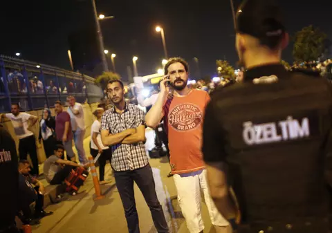 Un tânăr de 17 ani a semănat groază în Turcia! A luat trei vieți și a rănit alte trei persoane