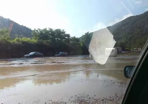 Valea Oltului este sub ape! Şoseaua este inundată pe zeci de metri, iar traficul este îngreunat