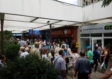 Vânzătoarea unei cofetării din Ploiești a fost înjunghiată | Imagini șocante