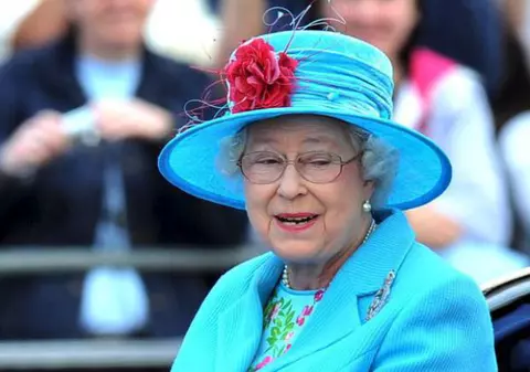 Alertă la Palatul Buckingham. Un student chinez a încercat să o ucidă pe regină