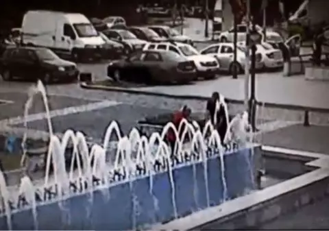 Angajata unui restaurant din Botoşani, bănuită că spăla vasele cu apă din fântâna arteziană