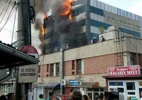 UPDATE / Incendiul din Piața Crângași a fost stins