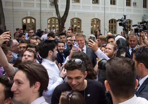 Klaus Iohannis, la Galați | I-a atacat pe plagiatorii din sistemul superior de învățământ, apoi a stat la selfie-uri cu studenții