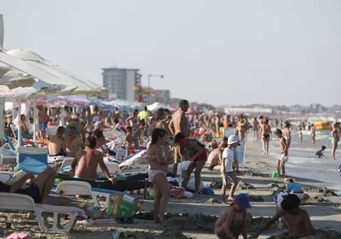 Dai un ban, da’ stai în față! Prețul șezlongurilor din Mamaia crește în funcție de... rând