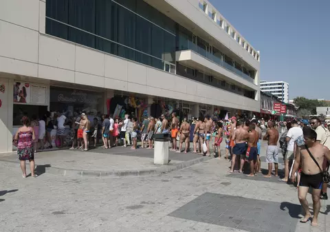 EXCLUSIV / ”Oferte” estivale la Mamaia. Juma’ de oră la coadă, în soare, pentru un covrig cu sare