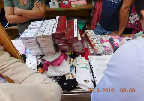 Ţigările de contrabandă nu se mai dau ”pe sub mână”, ci ”pe sub haină”!
