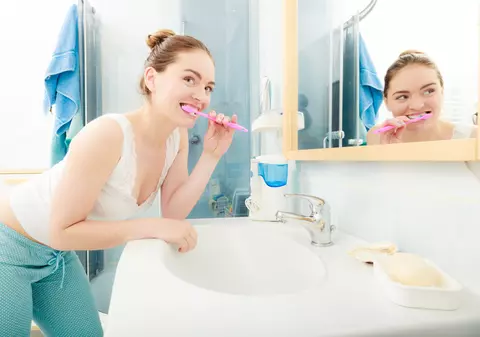 E suficientă periuța de dinți? Medicul ne spune cât de important este să folosim şi duşul bucal