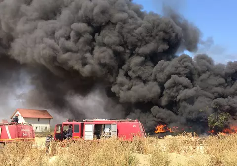 FOTO | Pericol! Incendiu de proporții la un depozit de vopsele din județul Constanța