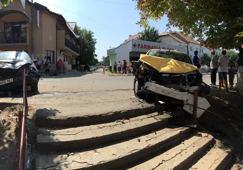 FOTO/VIDEO | Accident grav în județul Botoșani! Un bolnav psihic a furat un taxi și a spulberat o căruță