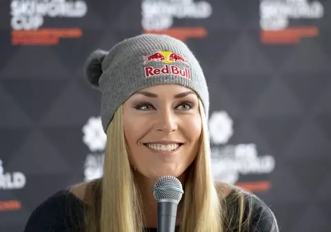 Schioarea Lindsey Vonn ne-a arătat fundul, ca să-i vedem pantalonii mâncați de câine | FOTO ÎN ARTICOL