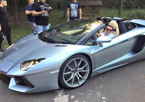 EXCLUSIV/Când iese cu familia, Adrian Minune lasă Ferarri-ul și ia microbuzul