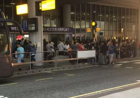 Aeroportul din Manchester a fost evacuat. Poliţia confirmă o alertă cu bombă