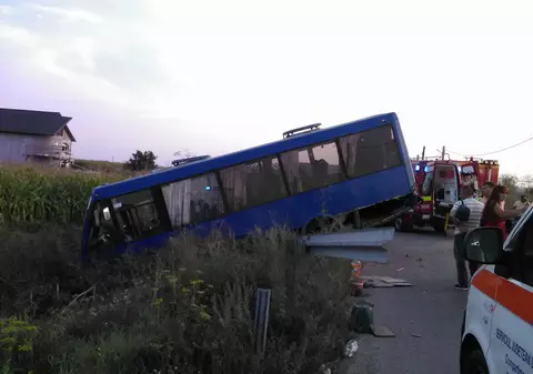 Un autocar a ajuns într-un șanț, în Bacău. Plan roșu de intervenție