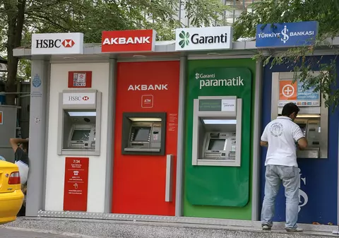 Și-au găsit nașul. Trei români au vrut să jefuiască o bătrână de 77 de ani din Anglia, însă ea a ripostat. Pe unul l-a dat cu capul de bancomat