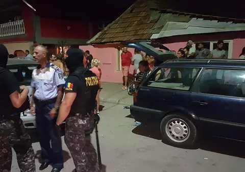 FOTO | Război pe străzile Aradului, între două clanuri de romi | S-au bătut cu furci, coase și topoare!