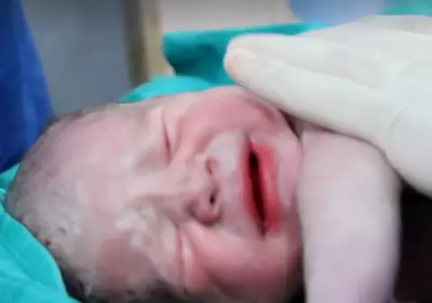 Poveste adevărată de viață: „De Paști se întâmplă și miracole. Cum e să naști în noaptea de Înviere”