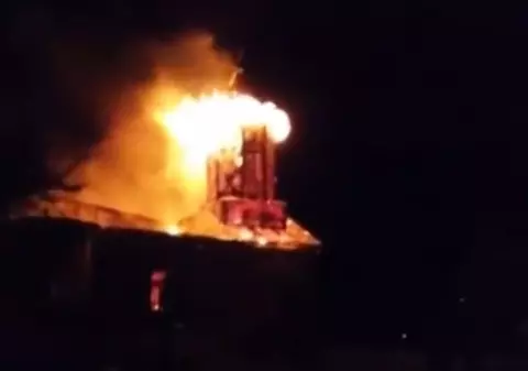 O biserică din Vrancea, distrusă de flăcări, după ce a fost lovită de fulger / VIDEO
