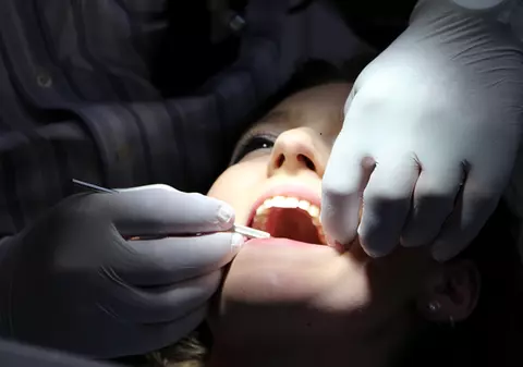 Scrâșnești din dinți noaptea? S-ar putea să suferi de bruxism. Iată care sunt cauzele și cum se tratează