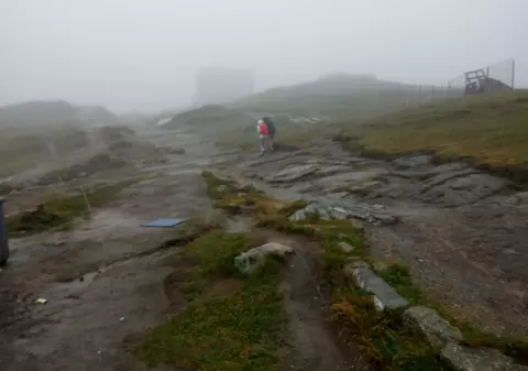 Mai mulți turiști care s-au rătăcit în Bucegi din cauza ceții au fost ajutați de salvamontiști - VIDEO