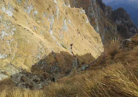 Doi turişti de 70 de ani au rămas blocaţi pe un traseu din Bucegi