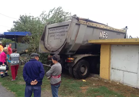 Accident în județul Galați! Un șofer a «parcat» camionul într-o curte