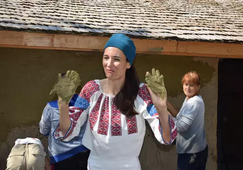 Clotilde Armand, la clacă! S-a mânjit pe mâini ca să lutuiască locuința lui George Enescu