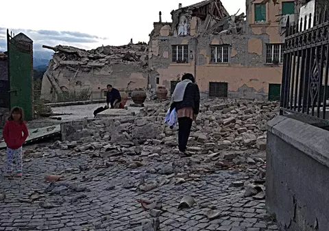 Cutremur în Italia, Mesajul emoţionant al unei bătrâne, către pompieri: "Nu pot face mai mult"