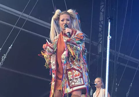 EXCLUSIV / Delia și Rihanna au stat de vorbă cinci minute la terminarea show-ului. Ce și-au spus divele