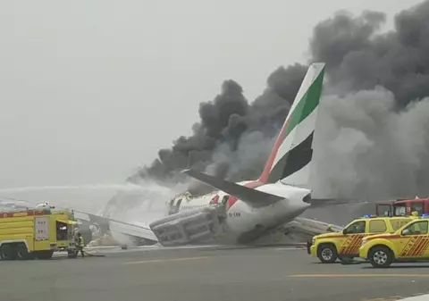 UPDATE: Un avion Emirates a luat foc pe pistă, în Dubai. Un pompier a murit în urma incendiului| VIDEO