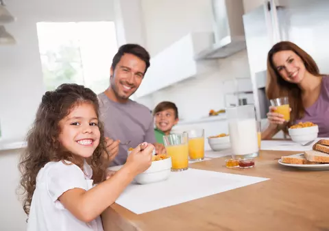 Sari peste micul dejun? 4 motive serioase ca să nu mai faci greşeala asta