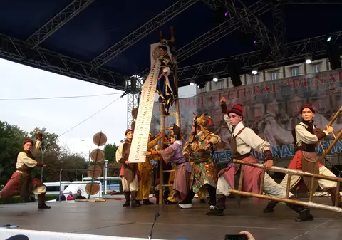 FOTO | Festivalul internațional de muzică populară, întrerupt o zi din cauza doliului național