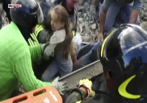 Echipele de intervenție au scos o fetiță de 10 ani de sub dărâmături după 17 ore de chin. Ce frumoasă e!