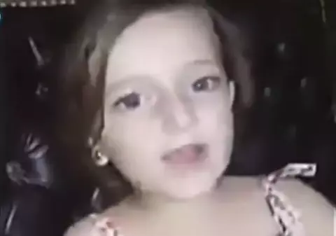 Drama copiilor sirieni: O fetiță din Alep cântă în fața camerei, iar apoi casa îi este zguduită în urma unui atac | VIDEO